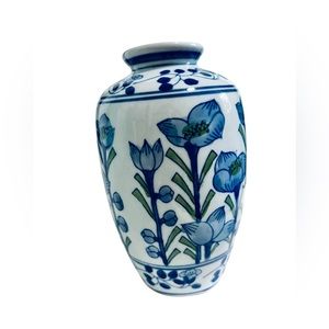 Vintage Chinese Porcelain Chinoiserie Blue Flowers Green Leaves Ginger Jar Vase